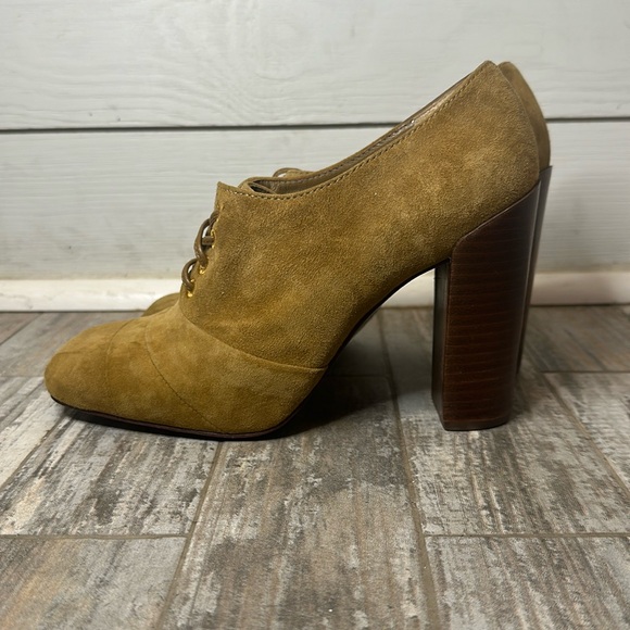 Tory Burch Camel Lace Up Suede Booties Ankle High 4.5 inch Heel Boots Size 8 - Picture 4 of 5